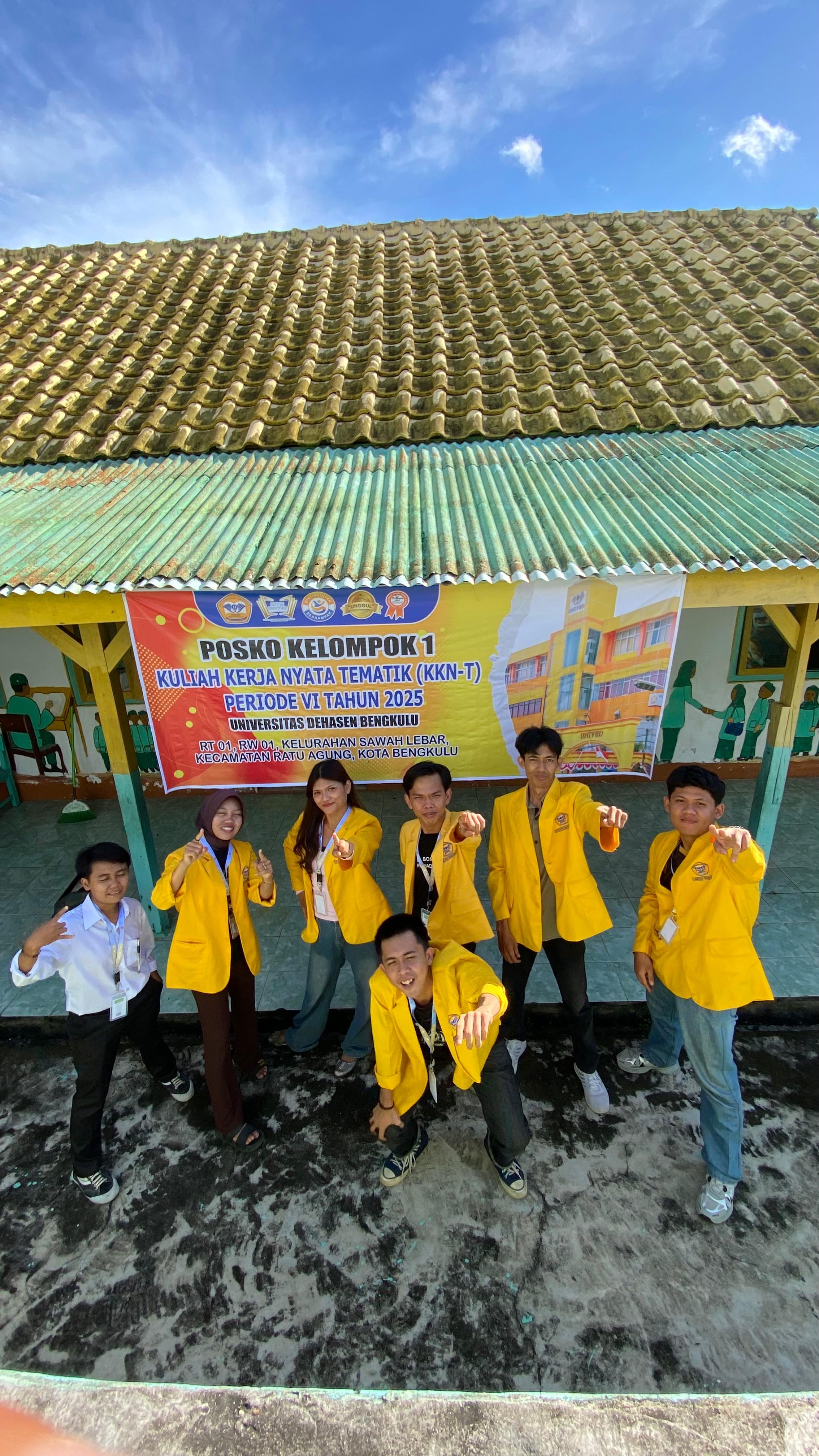 Membersihkan posko bersama